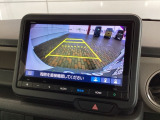 リバースギアに入れるだけで後方の表示へ切り替わります。夜間や雨の日の駐車も楽になりますよ。