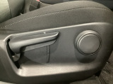 運転席にはドライバーの体型や好みに応じて前後方向だけでなく、高さの調整ができるシートリフターを装備!