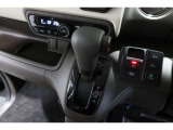インパネシフトだから視線の移動も少なく足元もスッキリ♪運転席もゆったりしているのでゆとりを持ってドライブできますね!
