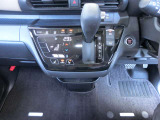 シフトレバーがステアリングに近く運転しやすく、足元もスッキリします