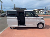 運転席側スライドドアは手動スライドですがオートクロージャー付です。