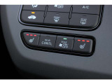 運転席と助手席に温度調整があるシートヒーターを装備しております。寒い朝はクルマに乗り込んですぐにシートヒーターを作動させれば温かさが広がり快適なドライブが始まります。