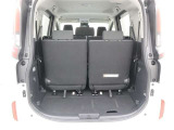 広々としていて、荷物が載せやすいトランクルームですよ(^^)/三列目シートを収納すれば、更に広くお使い頂けますよ♪