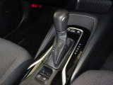 電動パーキングブレーキ・ブレーキホールドを装備してます。ホールド機能は信号待ちが多い一般道で疲労軽減になり、大好評です!