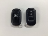 スマートキーを装備しています。鍵を差し込むことなくドアロックの開け閉めと、スタートボタン操作でのエンジンスタートができます。ボタン操作でトランクが開けられる電動テールゲートのボタンもついています。