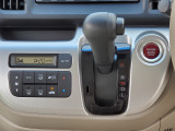 運転席より操作性の良いシフトレバーと、オートエアコンのスイッチ等の画像です。