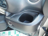 車内はドリンクホルダーや収納スペースも多く、使い勝手良好です♪