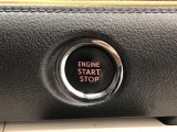エンジンスタートスイッチです。キーが車内にあれば、エンジンの始動や停止はスイッチを押すだけ!キーを取り出す手間を省き、ワンプッシュで操作できるので簡単でスムーズです。