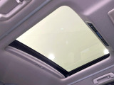 【ムーンルーフ】開放感たっぷりの希少装備、ムーンルーフが装着されています!車内に明かりを取り入れたり景色を楽しむ以外にも、車内の空気も簡単に換気できて快適です!