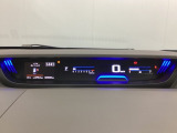 デジタル表示のスピードメーターとタコメーターを大きく配した見やすいメーター部になっています。左側のインフォメーション画面でオドメーターや燃費などの情報を確認できます。