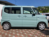 車線逸脱抑制機能です。カメラが左右の区画線を検知し、はみ出す可能性が高いと判断した場合にドライバーにステアリング操作を促し、車両を車線の内側に戻すように支援をします。