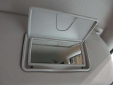 運転席側と助手席側にバニティミラーついていますちょっとした身だしなみが確認できます。