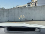 HUD: ヘッドアップディスプレイはドライバーが前方に集中できるよう、ナビや車速情報をフロントガラスに投影するシステムです。