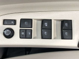 パワーウィンドのスイッチです。運転席に座りながら、助手席や後席の窓を開け閉めできるので大変便利ですよ。