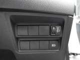 オートマチックハイビームとは、先行車や対向車のライトを認識し、ハイビームとロービームを自動で切り替える機能です。夜道の視界を確保します。詳細は販売店スタッフまでおたずねください。