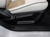 運転席にはドライバーの体型や好みに応じて前後方向だけでなく、高さの調整ができるシートリフターを装備!