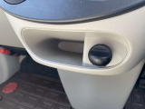 インストパネル下側中央にシガーソケット端子と収納BOXがあります。