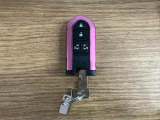 【スマートキー】 スマートキーを携帯していれば、ドアハンドルのボタンを押してロックの解除ができ、パワースライドドアもワンタッチで開閉できます。
