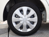 ホイールは車のデザインにマッチした専用タイプです。