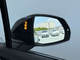 ●アウディサイドアシスト『後方の死角を並走する車両を検知しドアミラーの内側のLEDが点灯。ドライバーに注意を促し事故を未然に防ぐシステムです。』