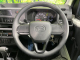 インテリアに合わせたデザインのステアリングは、運転される方のことも考え、運転しやすい形状、大きさです。是非一度、実際に触ってお確かめください。
