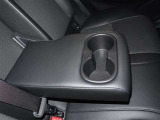 後部座席用のアームレストです ドリンクホルダーもあり便利です