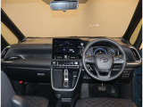 オシャレなインテリアで運転する気分も盛り上がりますよね^^