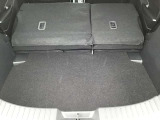 リヤシートを倒すと大きな荷物も搭載可能です。