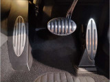 【ペダル】BMWはオルガン式アクセルペダルを採用しています。踏み込む足とペダルが同じ軌跡を描くため、かかとがずれにくく、アクセルコントロールがよりしやすくなるメリットがあります。