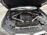 フロントに積まれた3リッター直6ガソリンターボのB58ユニット。これこそがBMWの真骨頂だ