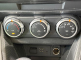 【オートエアコン】一度お好みの温度に設定すれば、車内の温度を検知し風量や温度を自動で調整。暑い&hellip;寒い&hellip;と何度もスイッチ操作をする必要はありません。快適な車内空間には必須の機能ですね♪