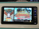【パノラマモニター】 上から見下ろしたような映像が、運転の不安を軽くします。