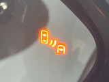 【ブラインドスポットモニター】走行中、ドアミラーの死角になりやすい箇所に後続車が接近するとサイドミラーのレンズに警告を表示!ドライバーに注意喚起をしてくれます。