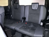 3列目シートは跳ね上げ式で折りたたみ可能です。キャンプ用品など大きな荷物もばっちり収納可能です!