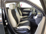フロント広々、セパレートシートの運転席は、ハイトアジャスターが付いているので、快適にドライブができます。ハンドルはテレスコピック機能で、ハンドル位置を上・下・手前・奥に調節できます。