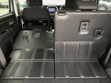 リヤシートを倒すと大きな荷物も搭載可能です。