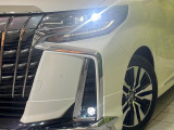 【LEDヘッドライト】悪天候や夜間走行時も良好な視界を確保し安心して運転できる高輝度LEDヘッドライトを装備!点灯速度が早く、消費電力も抑えられています。
