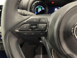 ステアリングスイッチ付きで、運転中に視線を前に向けたまま操作できます。