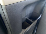 後席用のドリンクホルダー付き折りたたみ式のパーソナルテーブルが付いてます。