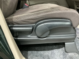 シートハイトアジャスターが付いているので運転姿勢を調整するのに便利ですね。身長に合ったシートポジションは安全運転や疲労軽減にもつながります。