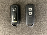 スマートキーを装備しています。鍵を差し込むことなくドアロックの開け閉めと、スタートボタン操作でのエンジンスタートができます。スペアキーも同じものを用意しております。