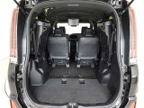 サードシートは跳ね上げ式。片手でのワンタッチ格納で荷室スペースが広がります。