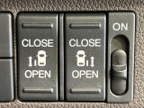 【両側スライドドア】駐車場で隣の車との間隔が狭く乗りにくい時、スライドドアなら安心!ドアオープン時も幅を取らず、開口部が広いので乗り降りがとっても簡単です。大きな荷物の出し入れも後席から可能♪