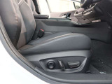 パワーシート搭載。微妙な調整が手軽にでき、ピッタリなポジションで運転することが可能です。
