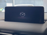【10.25インチマツダコネクト】車内の雰囲気にマッチした大型ディスプレイ。スマホ接続でのナビ使用やBluetooth再生等、様々な機能が楽しめます。直感的なダイヤル操作が可能で、使い勝手も良好です。
