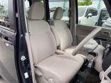【運転席】座り心地が良いシートなので長時間の運転でも快適にお過ごしいただけます。新品のフロアマットのご注文も可能です。掲載箇所以外にご希望の写真がございましたらお気軽にお問い合わせ下さい。