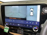 パノラミックビューモニターを装備。駐車場や交差点でクルマを真上から見るように周囲を確認できます。機能の詳細は販売店スタッフまでおたずねください。