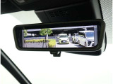 デジタルインナーミラー装備!車両後方のカメラの映像をデジタル補正で視認性を向上させてインナーミラー内に表示します♪視界を遮るものがなく、後席に同乗者がいても後方を確認しやすく安心です♪