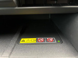 【ワイヤレス充電】車のワイヤレス充電は、スマートフォンを充電パッドに置くだけで簡単に充電できる便利な機能です。ケーブルが不要なので車内がすっきりし、運転中でも安全に使えます。