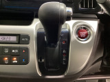 CVT車のセレクトレバーです。低速から高速まで、変速ショックのないスムーズな走りを実現するとともに、エンジン効率のよい領域を維持することで燃費にも貢献します。